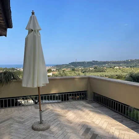 La Bouganvillea